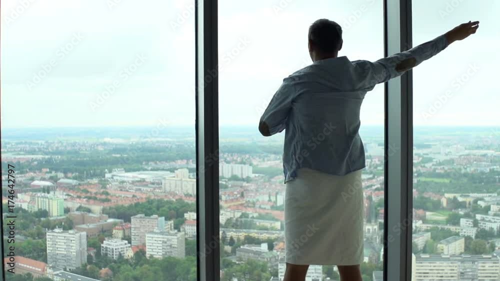Man in towel putting on shirt by window, super slow motion 240fps
Man in towel putting on shirt by window, super slow motion 240fps