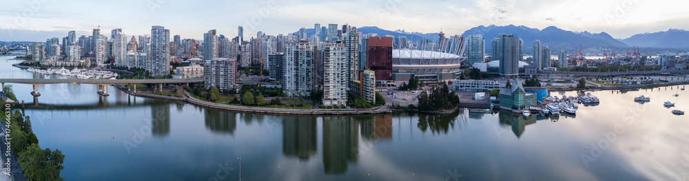 Naklejka premium Panoramiczny widok na panoramę miasta Widok na centrum Vancouver wokół obszaru False Creek z perspektywy lotu ptaka. Zrobione w Kolumbii Brytyjskiej w Kanadzie podczas kolorowego wschodu słońca.