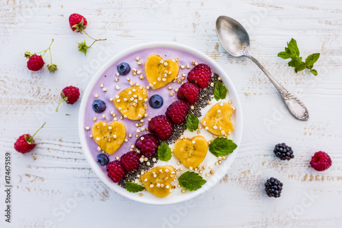 A bowl of healthy and delicious smoothie with grains and fresh berry fruit.