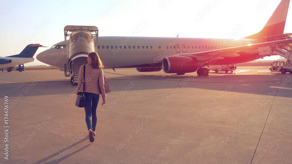 Obraz premium Kobieta idzie samolotem lotnisko