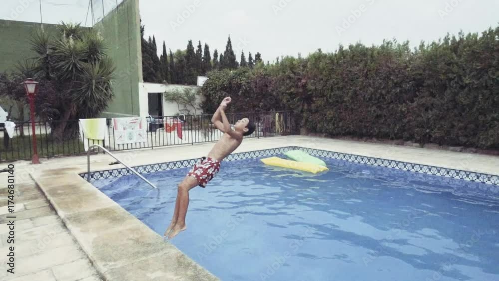 Niño dando voltereta en la piscina