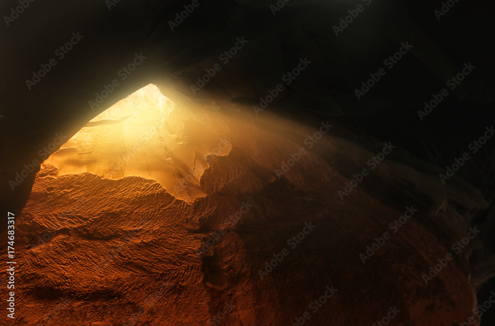 Obraz premium Abstract and surrealistic image of cave with light. revelation and open the door, Holy Bible story concept