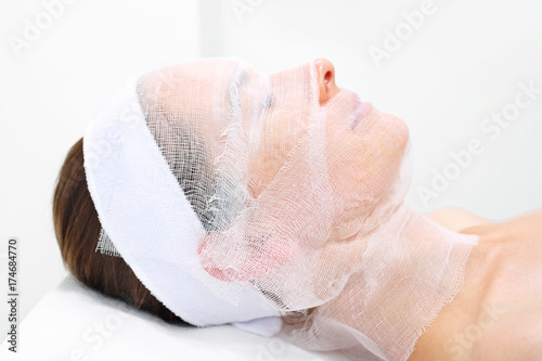  Kobieta w salonie kosmetycznym podczas zabiegu pielęgnacyjnego 