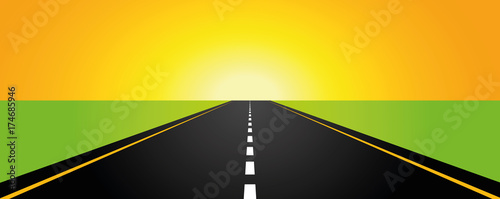 asphaltierte straße zum horizont bei sonnenuntergang