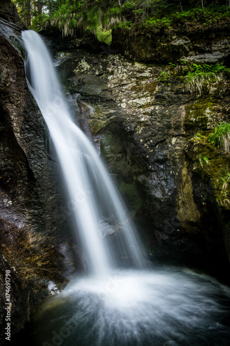 Wasserfall mit Stein und Moos im Bayerischen Wald