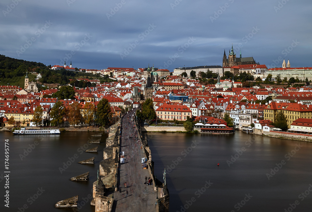 Obraz premium Pargue , wiew of the Lesser Bridge Tower of Charles Bridge (Karluv Most) and Prague Castle, Czech Republic. Tourists on Charles bridge