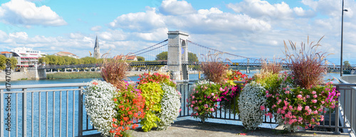 Passerelle Marc Seguin entre Tournon sur Rhône en Ardèche et Tain L'Hermitage en Drôme