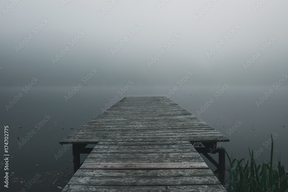 Obraz premium Steg am Blaibacher See im Bayerischen Wald im Nebel