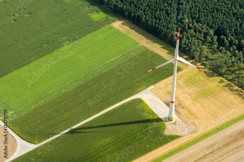 Luftbild einer Windkraftanlage  © Bluepilot