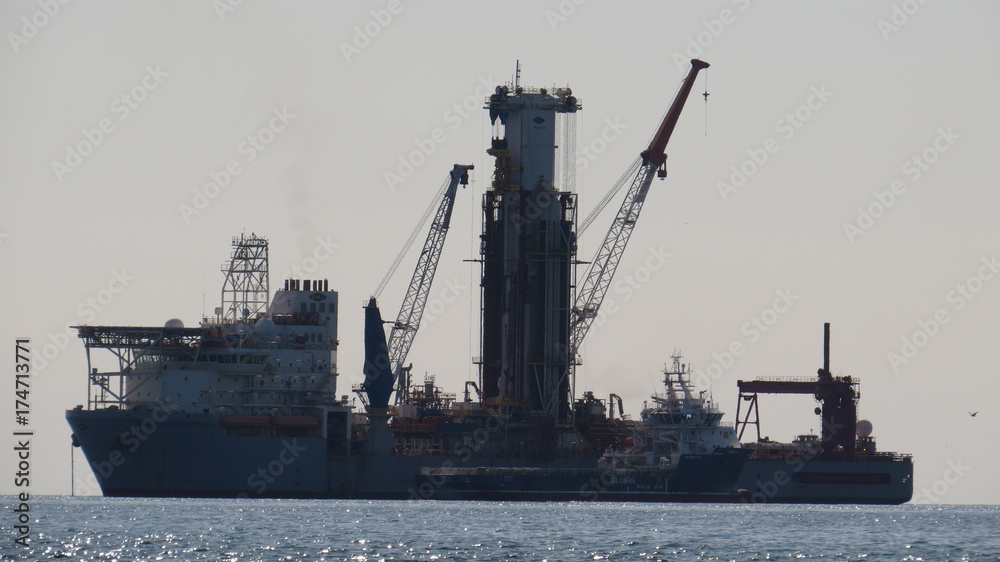 Noble Globetrotter II (GT II)
drilling vessel
oil probe
ship for drilling
ship platform
oil platform
oil extraction platform
Noble Globetrotter II (GT II)
drilling vessel
oil probe
ship for drilling
ship platform
oil platform
oil extraction platform