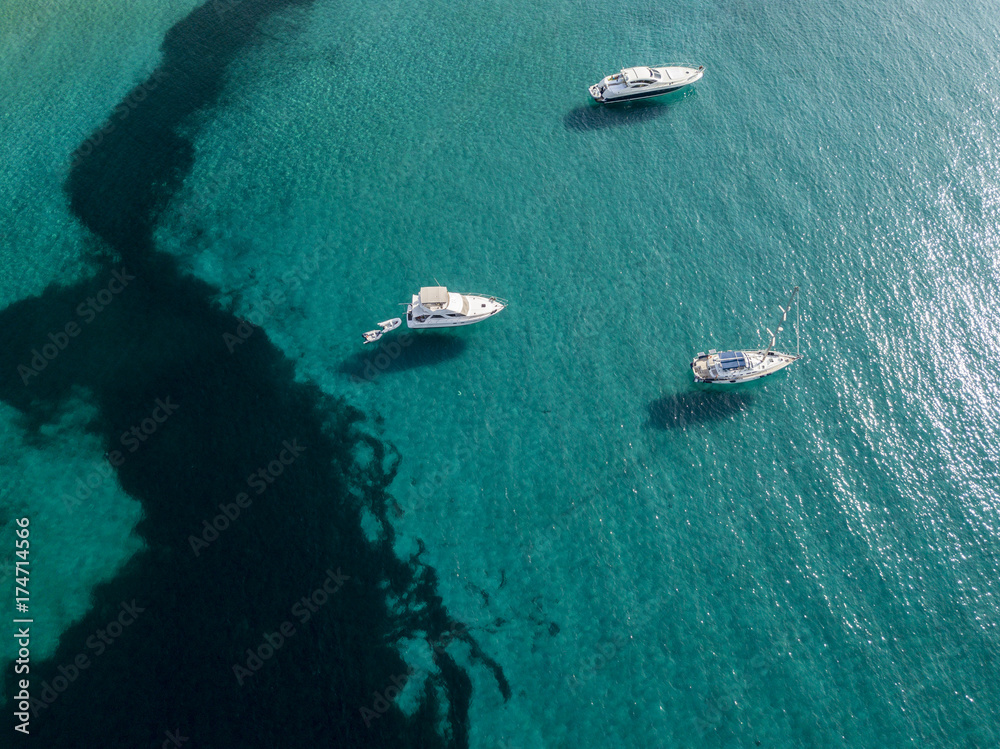 Vista aerea di barche ormeggiate che galleggiano su un mare trasparente. Immersioni relax e vacanze estive. Coste francesi, Corsica. Francia