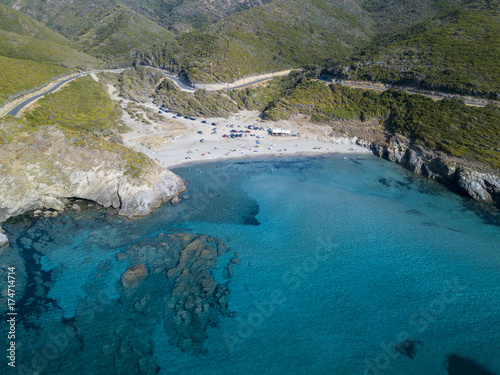 Vista aerea della costa della Corsica, strade serpeggianti e calette con mare cristallino. Penisola di Cap Corse, Corsica. Tratto di costa. Anse d'Aliso. Golfo d’Aliso. Francia