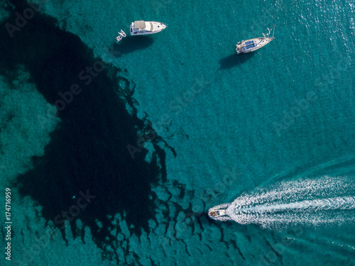 Vista aerea di barche ormeggiate che galleggiano su un mare trasparente. Immersioni relax e vacanze estive. Coste francesi, Corsica. Francia 