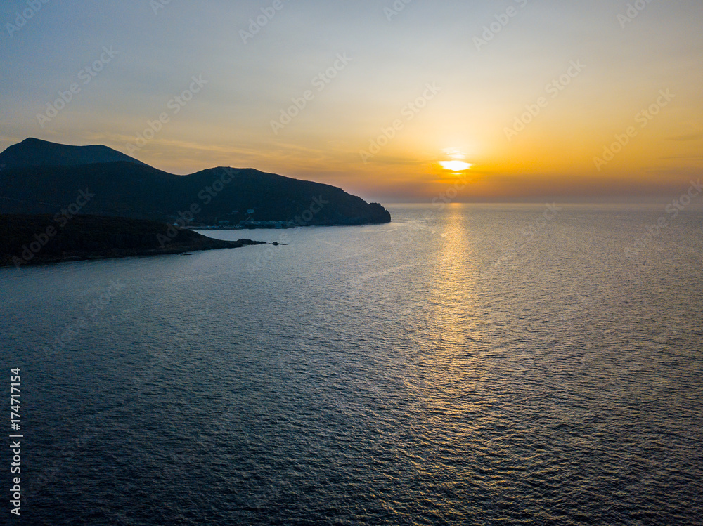Vista aerea della costa della Corsica al tramonto, promontori che costeggiano il mare. Penisola di Cap Corse. Francia