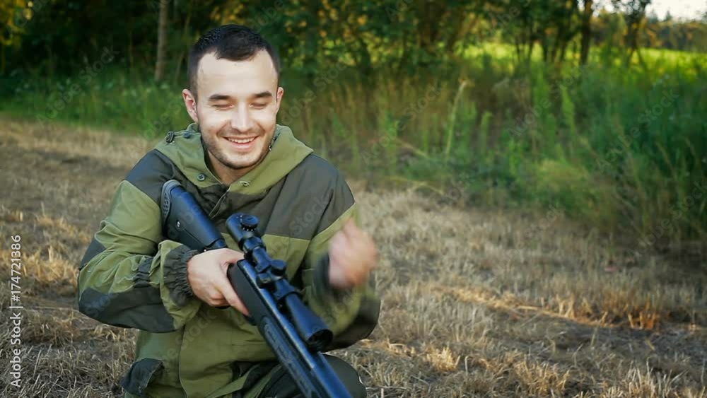 Hunter prepares to fire. Hunter prepares to fire.