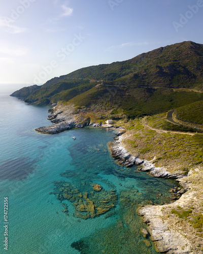 Vista aerea della costa della Corsica  strade serpeggianti e calette con mare cristallino. Penisola di Cap Corse  Corsica. Tratto di costa. Anse d Aliso. Golfo d   Aliso. Francia