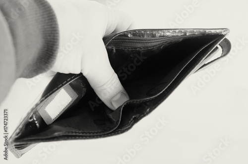 Εκτύπωση καμβά Empty open brown purse in one hand.