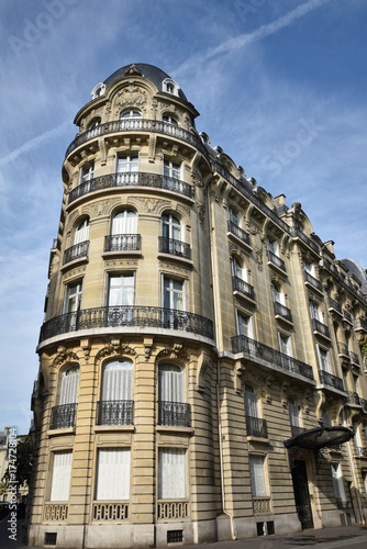 Immeuble haussmannien à tourelle à Paris, France