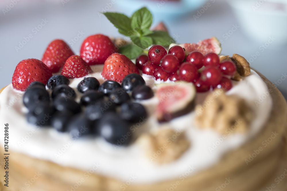 gesundes frühstück mit pfannenkuchen und obst gesundes frühstück mit pfannenkuchen und obst