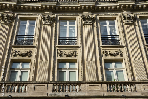 Schilderij op canvas Façade à pilastres corinthiens à Paris, France