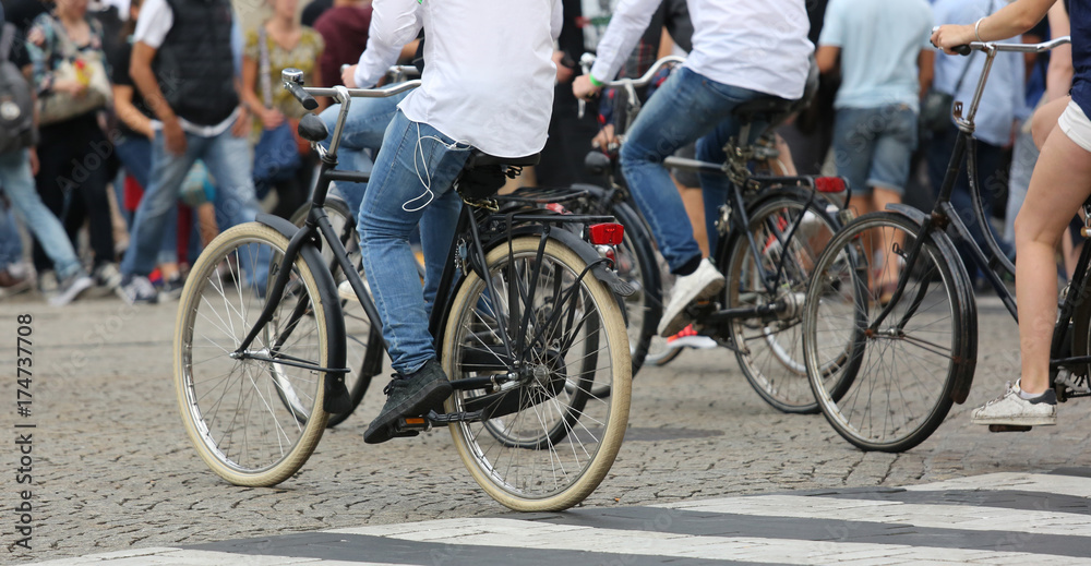 Fototapeta premium wiele osób jeździ na rowerach w Amsterdamie