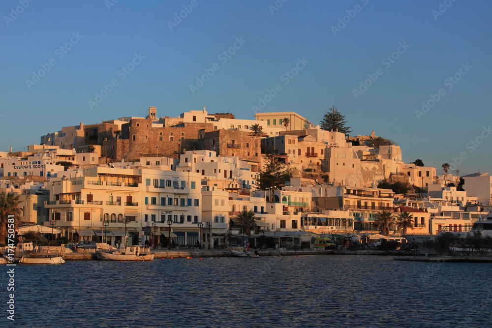 ギリシャの離島にて、夕暮れに映える旧市街の町並み