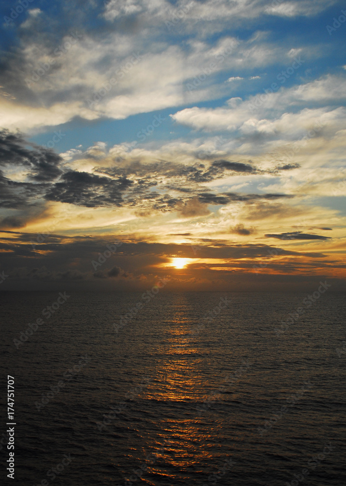 Naklejka premium Beautiful sunset on the high seas