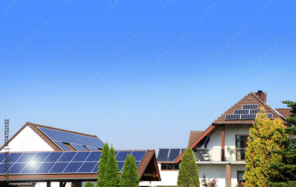 Solary fotowoltaniczne na dachu budynku gospodarczego i mieszkalnego. - obrazy, fototapety, plakaty 