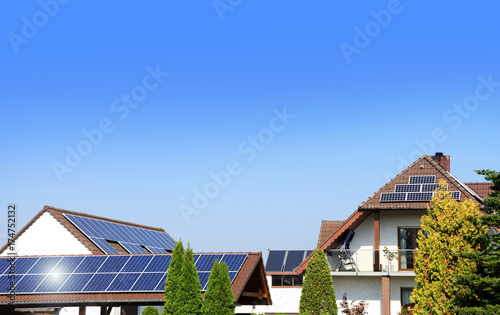 Solary fotowoltaniczne na dachu budynku gospodarczego i mieszkalnego.