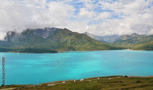 Φωτογραφία Spectacular Mont-Cenis lake near Lanslebourg-Mont-Cenis (Savoie, Auvergne-Rhone-Alps) on the Col du Mont Cenis who connects Val Cenis in France in the northwest with Susa in Italy in the southeast