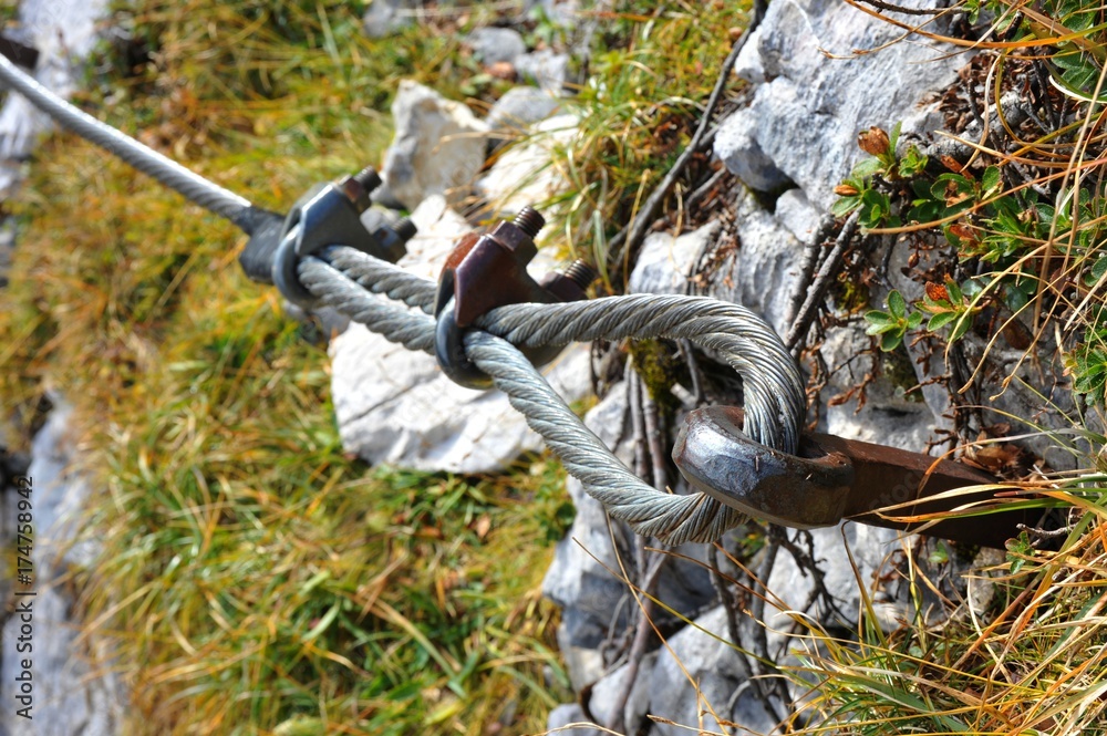 Naklejka premium Verankerung eines Stahlseils auf dem Klettersteig