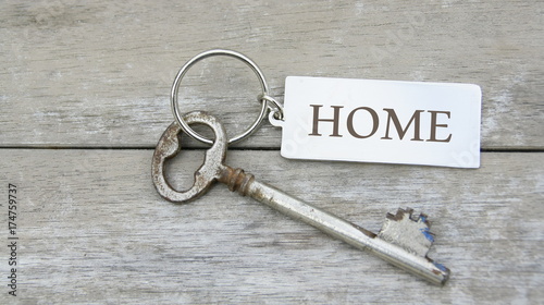 clé,plaque acier "home",concept logement © Patryssia