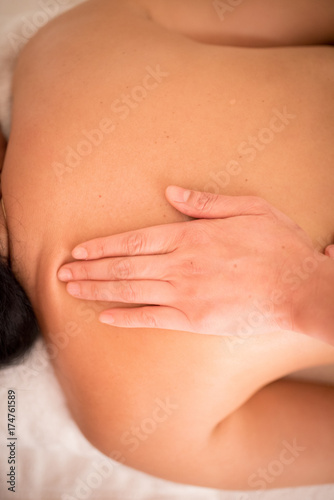 Thai Rücken Massage mit den Händen 