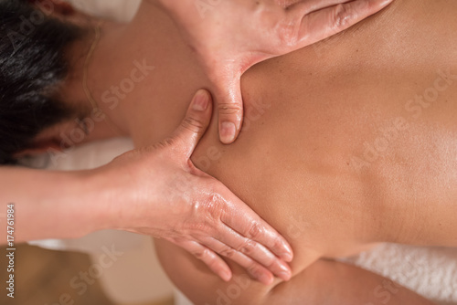 Frau gibt Nacken und Schulter Massage an junge Frau
