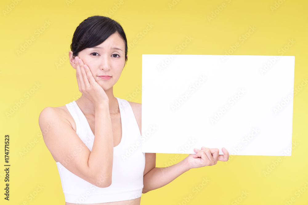 不安そうな表情の女性 不安そうな表情の女性