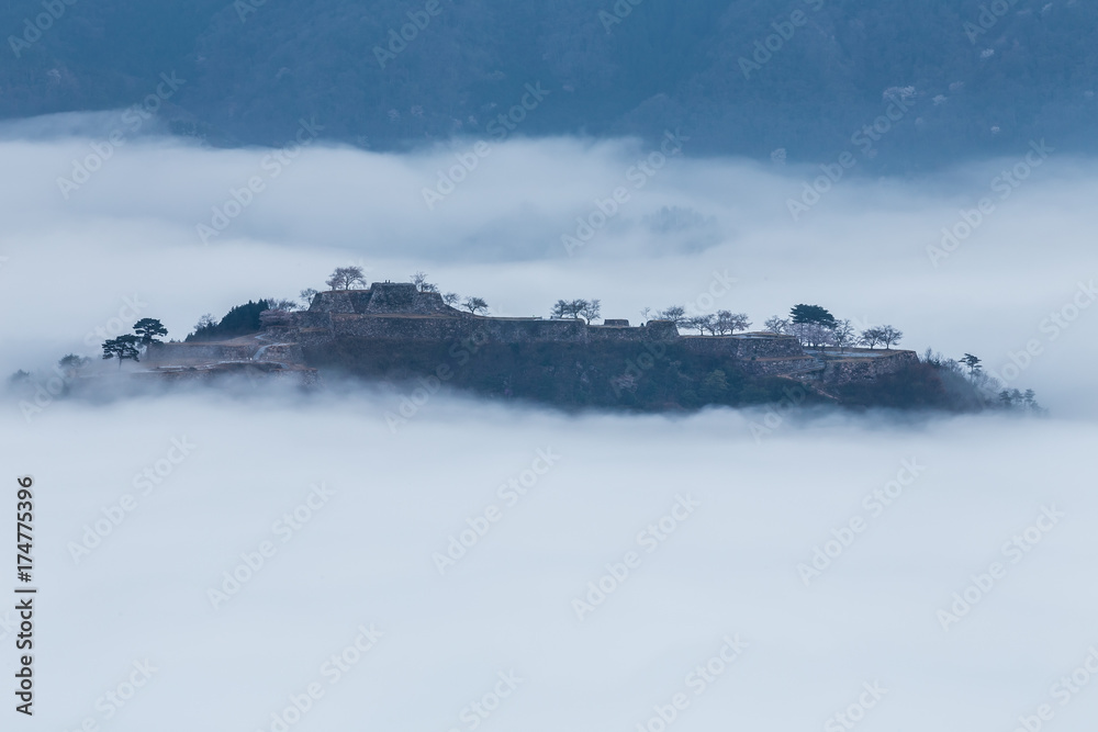 雲海に浮かぶ竹田城跡 Stock Photo Adobe Stock 雲海に浮かぶ竹田城跡 Stock Photo Adobe Stock