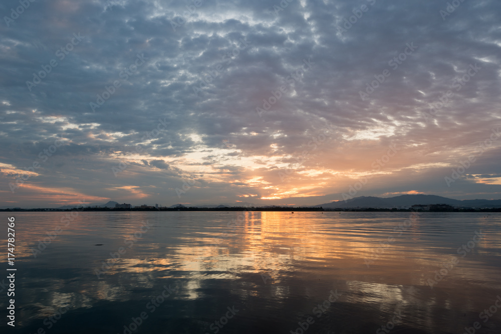 琵琶湖の日の出