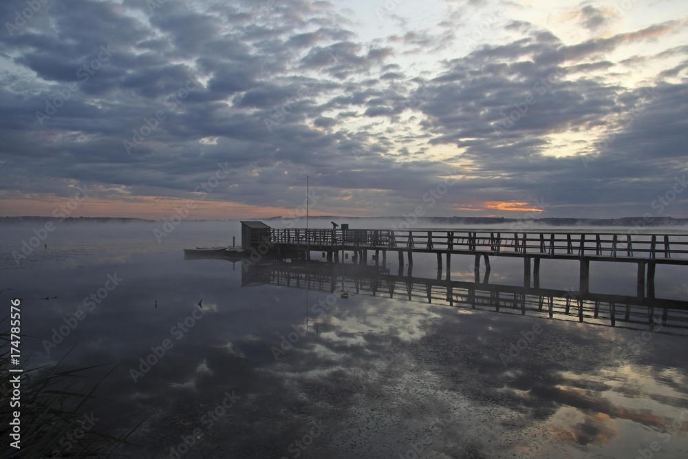 Obraz premium Jetty at Federsee lake, clouds, reflections, Federsee lake nature reserve, morning mood, Baden-Wuerttemberg, Germany, Europe
