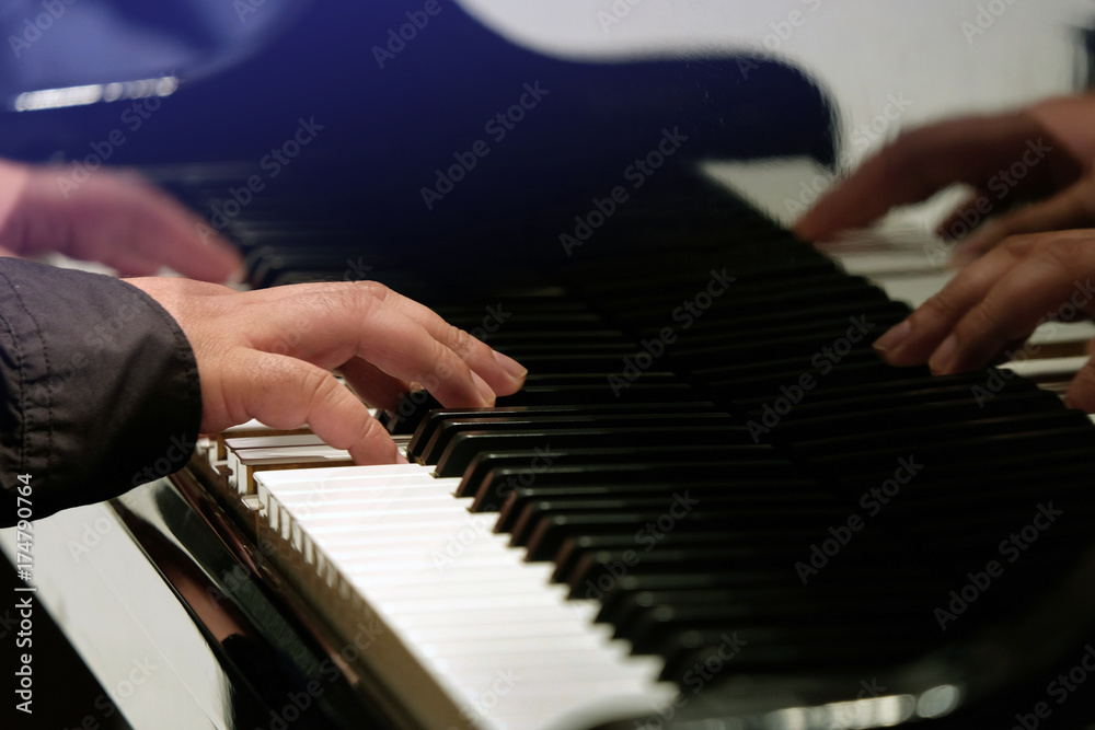 Obraz premium Hand of Asian man playing piano with reflection on wedding ceremony