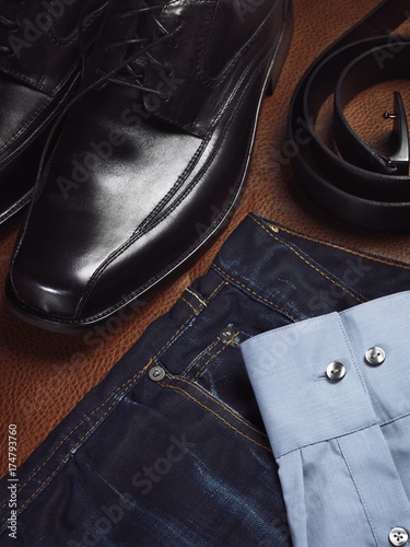 Men's fashion, jeans, belt and shirt © imageBROKER
