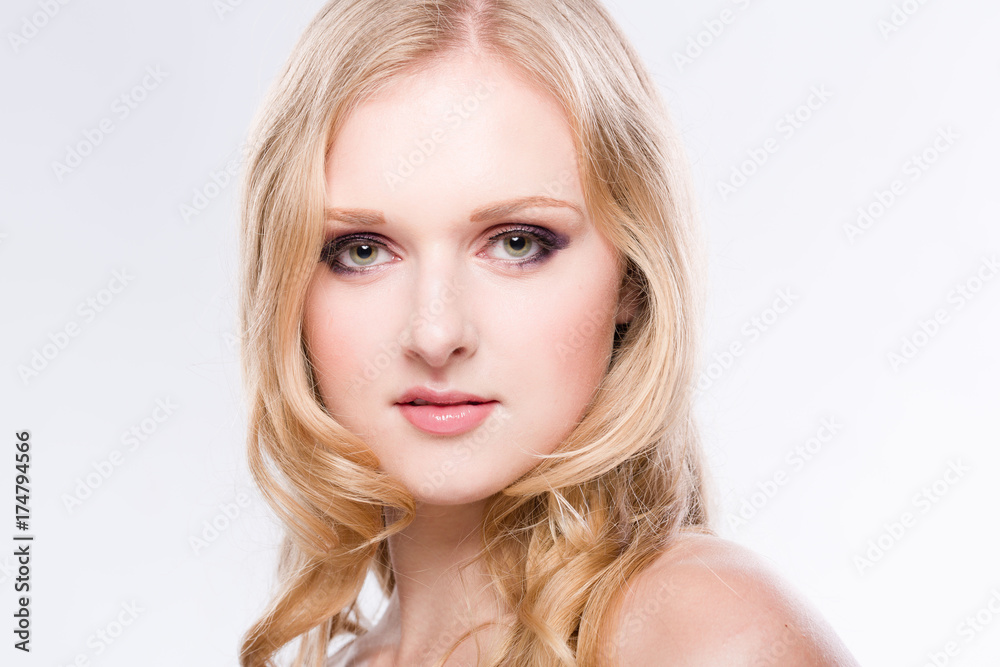 Portrait einer hübschen blonden jungen Frau vor weissem Hintergrund Portrait einer hübschen blonden jungen Frau vor weissem Hintergrund