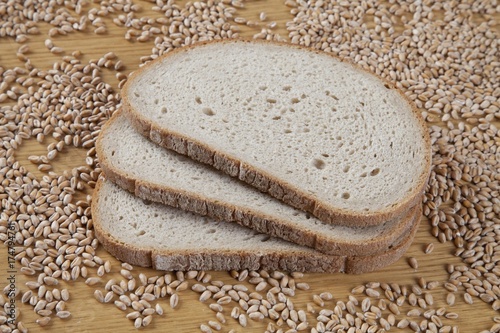 Slices of bread and wheat grains