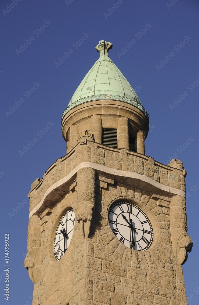 Obraz premium Clock tower at the Landungsbruecken, St. Pauli landing bridges, Port of Hamburg, Hamburg, Germany, Europe