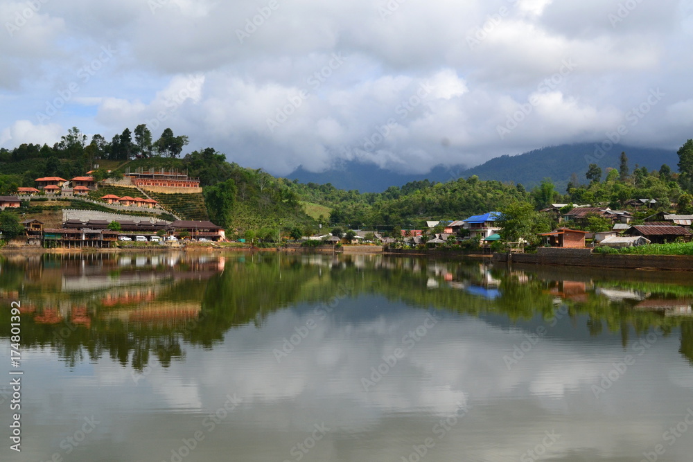 Fototapeta premium Lakeside Chinese settlement Ban Rak Thai