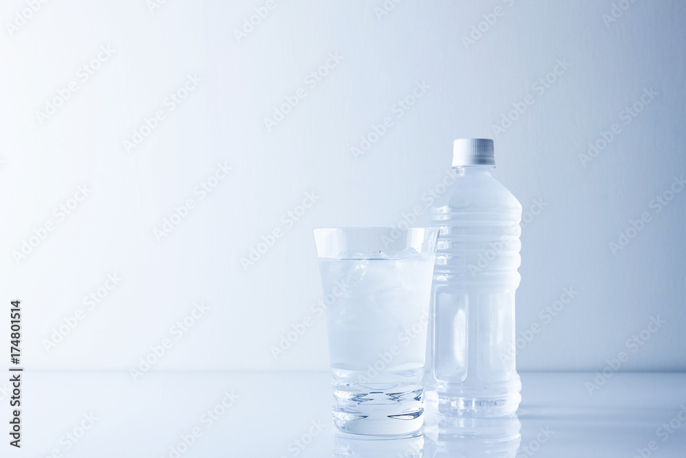 ペットボトルとグラス ペットボトルとグラス
