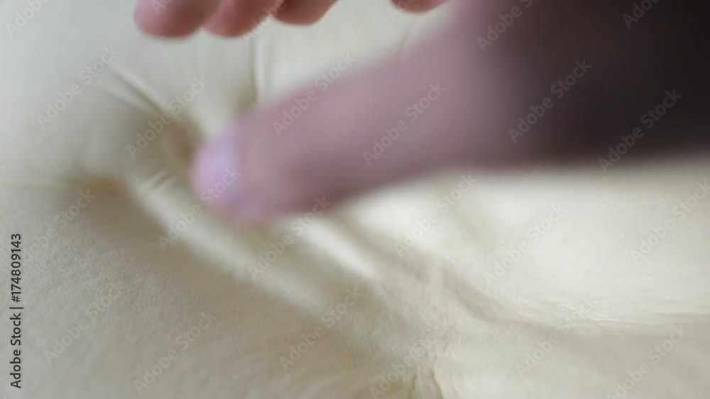 Mano sta toccando un materasso in memory foam spugna tecnologica per dormire comodi. Mano sta toccando un materasso in memory foam spugna tecnologica per dormire comodi.