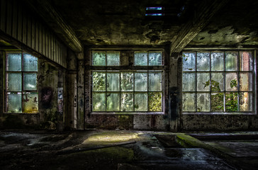 Wandcirkels Oude verlaten gebouwen Verlaten fabriek met gebroken ramen  © Rik
