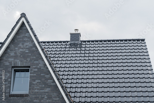 Neues modernes Dach mit Schornstein