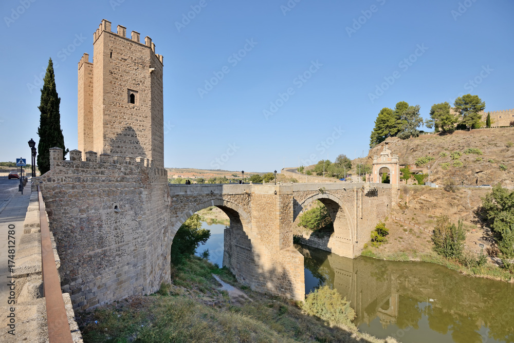 Fototapeta premium Puerta De Alcantara, Toledo, Spain