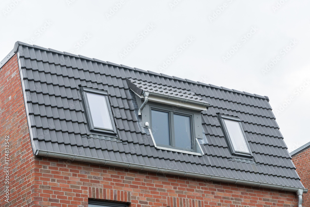 Dach eines Hauses mit Fenster